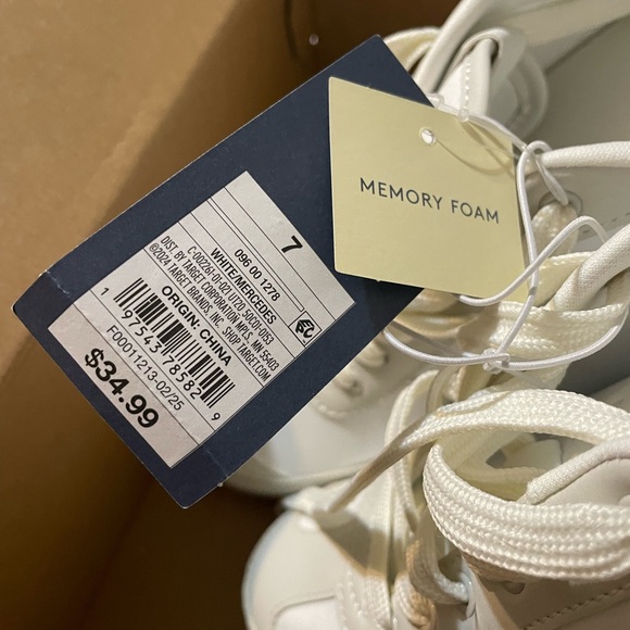 NWT Women’s Universal Thread Sneakers - Picture 4 of 8